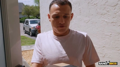 Vivian Taylor: Neighbor Gets Cock – Big Booty Action